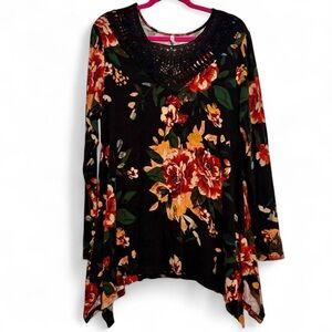 POPYOUNG floral top with crochet neckline
